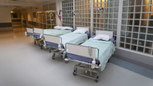 Om man avbokar en operation hamnar man längs bak i kön. Flera patientsängar i rad.