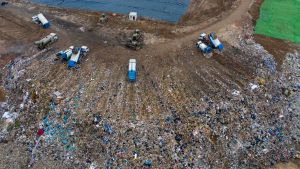 Kiinassa lähellä Xi'anin kaupunkia sijaitsevalla kaatopaikalla lajiteltiin ja haudattiin keittiöjätettä elokuussa 2019.