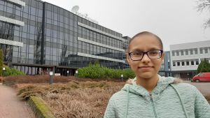 Shreya Jain är överlycklig över att få studera i Salo. En kvinna med glasögon står framför en campus byggnad
