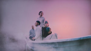 Nooa-yhtyeen promokuva, jossa yhtye istuu vaaleassa veneessä sumun ympäröimänä.