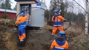 Parikkalan Valo Oy:n asentajat muuntajatyömaalla.