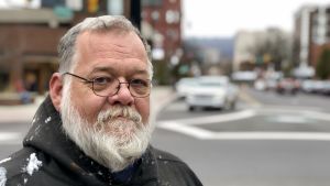 Trumpanhängare. Larry anklagar demokraterna för häxjakt mot Trump. Larry är en väljare i Pennsylvania.