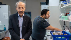 Professor Kari Alitalo (till vänster) hoppas att den finska vaccinproduktionen ska få mer finansiering. Kari Alitalo och Ibrahim Sultan.
