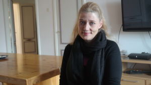 Marina Stubb är direktör för De ungas skyddshus i Åbo Skyddshusets direktör Marina Stobb sitter vid ett bord