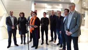 Lantrådet Veronica Thörnroos (C), i mitten. Från vänster Alfons Röblom (HI), Annette Holmberg Jansson (M), Fredrik Karlström (M), Annika Hambrudd (C), Roger Nordlund (C), Torbjörn Eliasson (C), Christian Wikström (Ob) samt Harry Jansson (C). Ministrar i Ålands landskapsregering står uppställda på rad.