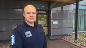 Hannu Väänänen leder gruppen för förebyggande verksamhet vid Västra Nylands polisinrättning. Poliskommissarie i blå uniform.
