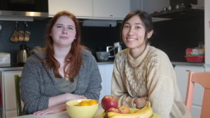 Volontärerna Ida Tiirikainen och Johanna Aintila trivs i De ungas skyddshus i Åbo Volontärerna Ida Tiirikainen och Johanna Aintila sitter vid köksbordet i De ungas skyddshus i Åbo