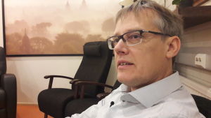 Mats Hägglund på Vörå migrationscenter berättar det här inte är något annat än en vanlig mottagning. Mats Hägglund är cheg på Vörå Migrationscenter