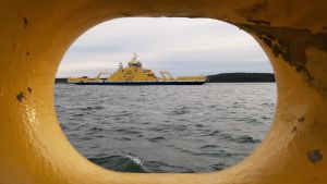 NTM-centralens långsiktiga mål är att göra färjtrafiken mer kostnadseffektiv och minska koldioxidutsläppen. Att trafikera med en färja under den lugnare vinterperioden skulle uppnå detta mål, enligt information från NTM-centralen. I sin helhet kommer ändringarna att minska koldioxidutsläppen från färjetrafiken med över 12 procent. Landsvägsfärjan Elektra mellan Pargas och Nagu.