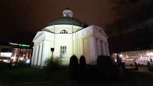 Åbo ortodoxa kyrka är ett av Carl Ludvig Engels verk i Åbo då staden byggdes upp efter branden 1827. Åbo ortodoxa kyrka lyses upp av starka strålkastare en sen höstkväll. I bakgrunden ses staketet mot torgparkeringsbygget.