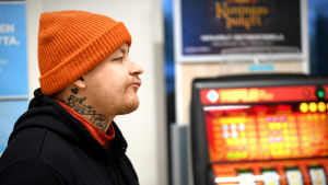 Pele Koljonen vid en spelautomat.