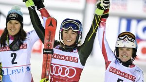 Mikaela Shiffrin firar med Wendy Holdener och Katharina Truppe. Mikaela Shiffrin firar med Wendy Holdener och Katharina Truppe.