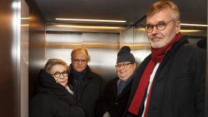 PAM:s tidigare ordförande Ann Selin, FFC:s tidigare ordförande Lauri Ihalainen, näringslivet EK:s tidigare arbetsmarknadsdirektör Lasse Laatunen och den tidigare riksförlikningsmannen Jukka Ahtela på väg på lunchpaus under sina förhandlingar lördagen den Fyra personer står inklämda i en hiss.