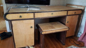 Ett gammalt massivt skrivbord