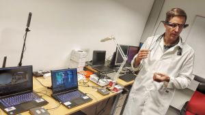 Oulun yliopiston ja Nokian Olli Liinamaa esittelee 5G-laitteita.