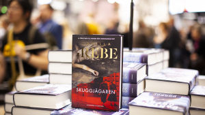 Boken "Skuggjägaren" är årets svenska deckare. Svenska Deckarakademin utser varje år den bästa kriminalromanen. Pärmbild på boken Skuggjägaren