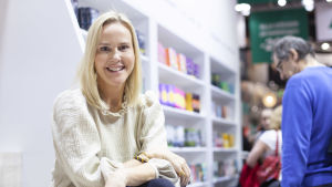 Camilla Grebe är VD:n som bytte företagsmöten mot bokmässor. camilla grebe på bokmässan i helsingfors 2019
