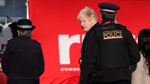 Premiärminister Johnson under sitt besök på attentatsplatsen på lördagen. Premiärminister Johnson under sitt besök på attentatsplatsen på lördagen.