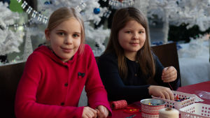 Olivia Broman (vänster) och Lova Helsing har varit tidigare på BUU-dagen, men som riktigt små. BUU-dagen i Hfors 2019. POrträtt på två flickor.