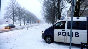Polisens närvaro i trafiken fortsätter trots att Rörliga polisen lades ner. Polisbil i Pargas.