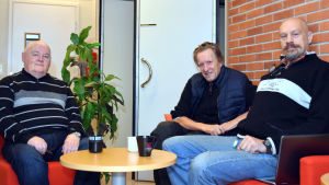 Arbetsgruppen bakom BK-boken är Birger Blomqvist, Hans Nyman och Johan Lönnberg. Birger Blomqvist, Hans Nyman och Johan Lönnberg sitter vid ett bord.