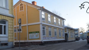 De här två träbyggnaderna intill det gamla stadshuset i Ekenäs är sålda. I det första arbetar hantverkare och fotografer, det andra huset används som materialförråd. Gula trähus intill gamla stadshuset i Ekenäs.