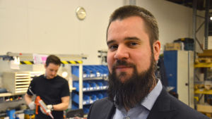 Inköparen Jens Holmström vid Trafomic är nöjd med läget just nu men förändringar kan ske snabbt. Inköparen Jens Holmström ser sig omkring i Trafomics verkstad i Reso.