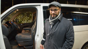 Janne Rautakoski säger att det blev en gasbil lite av misstag. Han köpte bilen i Sverige för tre år sedan, och det råkade vara en bil som går med gas. man vid bil