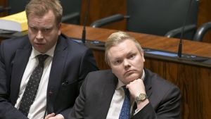 Ordföranden för Centerns riksdagsgrupp Antti Kurvinen i riksdagen den 4 december 2019. Till vänster om honom försvarsminister Antti Kaikkonen (C). Ordföranden för Centerns riksdagsgrupp Antti Kurvinen i riksdagen den 4 december 2019. Till vänster om honom försvarsminister Antti Kaikkonen (C).