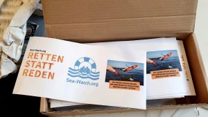 PR-material. Räddningsorganisationen Sea-Watchs broschyr med rubriken "Rädda i stället för att prata".