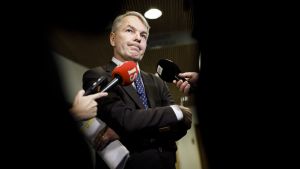 Enligt utrikesminister Pekka Haavisto ska frågan om finländarna i al-Hol bedömas från fall till fall. Haavisto anser att den här bedömningen görs bäst på tjänstemannanivå. Pekka Haavisto står med armarna i kors.