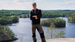 Geologen Paavo Nikkola forskar om isländska vulkaner. På bilden befinner han sig i en vulkanfri miljö i Repovesi nationalpark. Paavo Nikkola i Repovesi nationalpark.