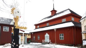 Skolan från 1697 är den äldsta byggnaden i Gamlakarleby.. Pedagogiet i museikvarteret i Karleby.