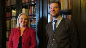 Museichef Kristina Ranki och amanuens Toni Piipponen framför Mannerheims bokhylla. Kristina Ranki och Toni Piipponen på Mannerheimmuseet i Helsingfors.