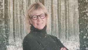 Anna Gullichsen har skrivit ett tiotal barnböcker och sjungit och skrivit låtar i gruppen APA, föregångaren till Sås & Kopp. Hon har också jobbat som lärare i Steinerskolan och som trädgårdsmästare. Anna Gullichsen på Vegas vinterpratare kollagebild mot snöig skogsbakgrund.