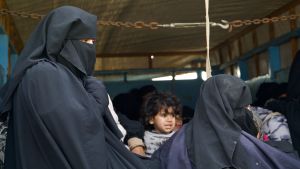 En del av de finländska barnen kom till Syrien tillsammans med sina föräldrar, men de flesta har fötts i Syrien. Två kvinnor klädda i svart burka och ett litet barn.
