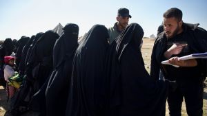 De flesta av de finländska kvinnorna reste till Syrien redan 2012-2013. Kvinnor i svarta burkor står i kö och två män talar med dem.