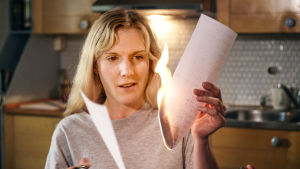 Liv (Josefin Sonck) försöker få ordning och reda på sitt liv. Liv (Josefin Sonck) håller i ett brev som hon bränner upp.