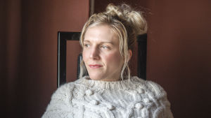 Josefin Sonck är standuppare, manusförfattare och skådespelare. Närbild på Liv (Josefin Sonck).