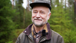 Romi Rancken är forstmästare och undervisar på yrkeshögskolan Novia. Romi Rancken i skogen.