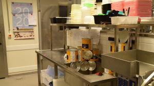 Konservburkarna har sköljts och torkar innan de plattas ihop. Konservburkar på tork i Karis centralkök.