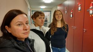 Föräldrarna Mari Karppi, Saana Mantere och Isabella Olli. Föräldrar på plats u Tuovilan koulus korridor.