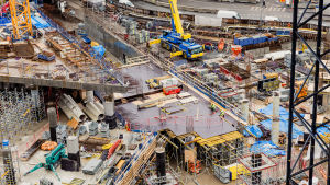 Slussen är både sluss och knutpunkt för flera trafikformer. Det är femte gången den byggs om. Den enorma byggarbetsplatsen vid Slussen i Stockholm.