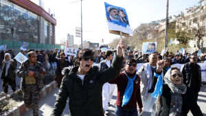 Abdullah Abdullahs anhängare protesterade mot valfusk för en månad sedan i Kabul Personer som demonstrerar på gatan i Kabul.