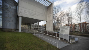 Kvinnan har nu dömts i Västra Nylands tingsrätt. En modern byggnad som det står "Esbo rättshus" på. Huvuddörren och en trappa syns framför byggnaden.