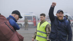 Glada fångar i samband med utväxlingen vid gränsposteringen Majorsk nära staden Horlivka, i Donetsk-regionen.