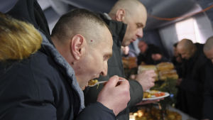 Ukrainska fångar som frigivits av proryska separatister bjöds på mat strax efter att de fått lämna gränsposteringen. Ukrainska fångar som frigivits av proryska separatister bjöds på mat strax efter att de fått lämna gränsposteringen.