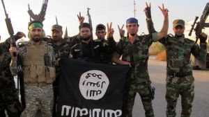 Milismän från Kataib Hizbollah visade upp segertecknet och en IS-flagga efter strider mot IS i oktober 2014. Milismän från Kataib Hizbollah visade upp segertecknet och en IS-flagga efter strider mot IS i oktober 2014.
