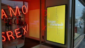 Birger Carlstedts konst ställs 2019-20 ut på Amos Rex. En gul affisch gör reklam för Birger Carlstedt-utställningen på Amos Rex 11.10.2019-12.1.2020.