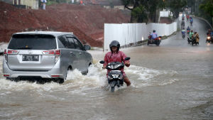 Trafiken i Jakarta har lamslagits av översvämningarna. De enorma vattenmassorna hotar också tillgången på rent vatten och el i regionen. Bilar med hjulen under vatten i Indonesiens huvudstad Jakarta som drabbas av svåra översvämningar.